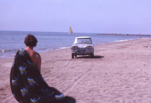 ami_6_berline_1964_a_la_plage_0.jpg