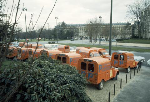 livraison_dune_flotte_de_2_cv_ak_400_en_1974.jpg